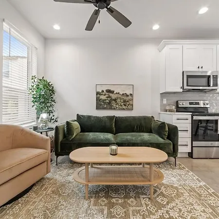 New Cracklin House Luxury Amenities Fast Wifi 65 Tv Apartment